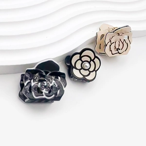 Three-piece set of camellia hair claws with acrylic pearls and hollow metal design
