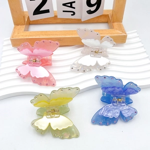 Elegantes Set aus Schmetterlings-Haarklammern mit Perlmutt-Finish und Strasssteinen
