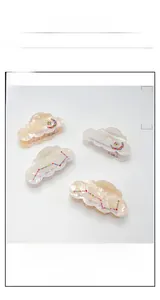 Détail de pinces à cheveux en forme de nuage avec strass colorés en acrylique crème