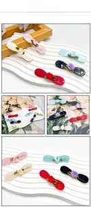 Détails des barrettes en acétate pailleté avec fleurs de rose faites à la main