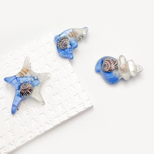 Barrettes style océan avec étoile de mer, coquillages, perles et résine bleue