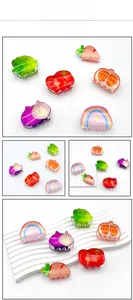 Détail macro de mini pinces à cheveux aux motifs de fruits et légumes comme la fraise