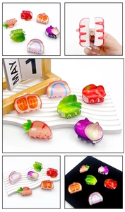 Gros plan de mini pinces à cheveux en acrylique aux formes de fruits et arc-en-ciel
