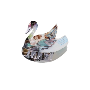 Pince à cheveux élégante en forme de cygne avec motif marbré coloré sur fond blanc