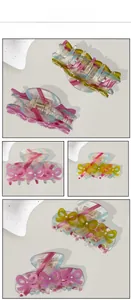 Détail de diverses pinces à cheveux à nœuds colorés en acide acétique au fini transparent