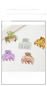 Vue à plat de pinces à cheveux de 8 cm en PVC aux motifs marbrés et floraux