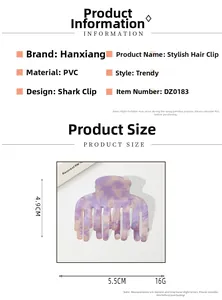 Détail d'une pince à cheveux en PVC marbré violet avec dimensions de 5,5 cm par 4,9 cm