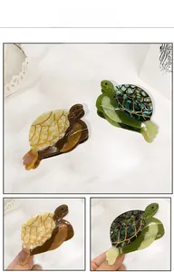 Détails de pinces à cheveux tortue en acétate avec motifs marbrés élégants