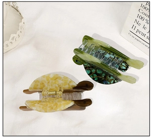 Vue détaillée de pinces à cheveux tortue en acétate haut de gamme avec texture marbrée