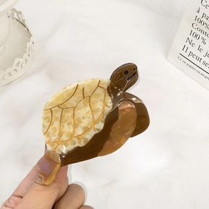 Pince à cheveux tortue en acétate marron et crème pour une coiffure élégante et chic