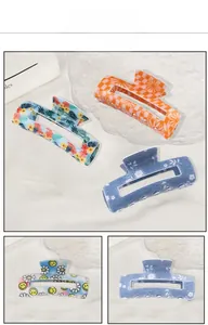 Gros plan sur quatre pinces à cheveux rectangulaires mates aux motifs floraux élégants