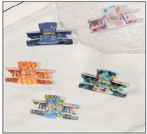 Lot de cinq pinces à cheveux rectangulaires aux motifs de fleurs, d'étoiles et de damier