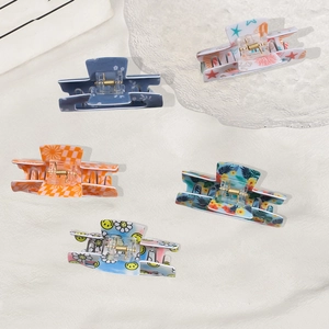 Lot de 5 pinces à cheveux en acrylique aux motifs floraux et à carreaux sur fond blanc