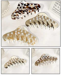 Détail de trois pinces à cheveux en acétate avec perles et motifs marbrés élégants