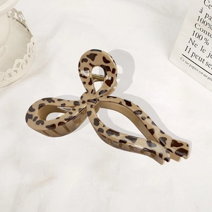 Elegant leopard print bow hair claw clip made of glossy resin for women's hair styling