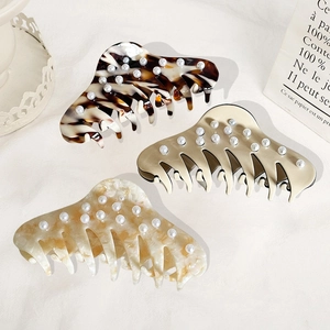 Lot de trois grandes pinces à cheveux en acétate avec perles et motifs écaille de tortue