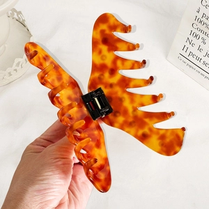Grande pince à cheveux papillon en acétate écaille de tortue pour un chignon élégant