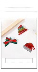 Détail de pinces à cheveux sapin de Noël avec paillettes brillantes et perles élégantes