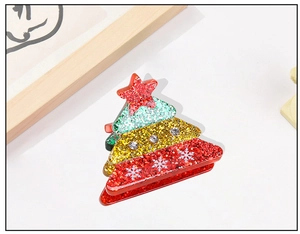 Détail de la pince à cheveux sapin de Noël avec paillettes rouge jaune vert et strass