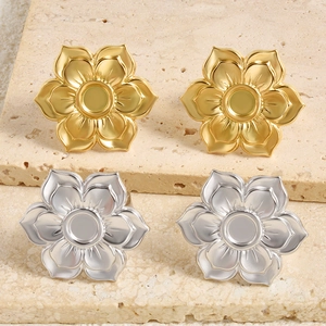 Detail view of flower-shaped stainless steel ring bases in gold and silver matte finishes