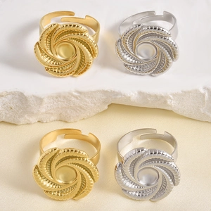 Verstellbarer Ring in Blumenform, Gold und Silber, auf elegantem Stein-Hintergrund