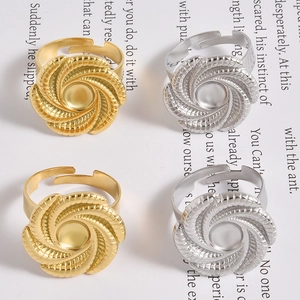 Details von verstellbaren Spiralblumenringen in Gold und Silber auf Buchhintergrund