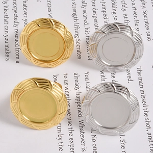 Detalle de bases de anillos redondas en oro y plata con bordes de textura trenzada