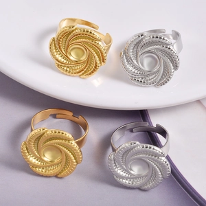 Details von verstellbaren Ringen mit Spiralstruktur in Gold- und Silber-Vakuumplattierung