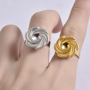 Verstellbare Spiralblumen-Ringe aus Edelstahl in Gold und Silber am Finger
