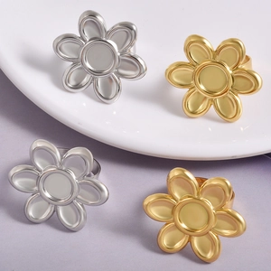 Detail van zesbladige bloemringvoeten in goud en zilver voor DIY-sieraden maken