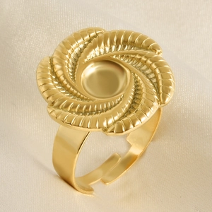 Makroaufnahme von vergoldetem Blumenring mit Spiralstruktur und verstellbarem Band