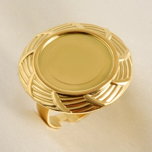 Detalle de anillo de acero inoxidable bañado en oro de 18k con textura trenzada y ajustable