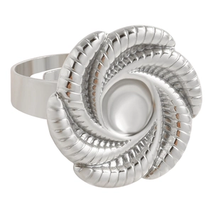 Makrodetail der silbernen Spiralblüten-Reliefstruktur und polierten Kuppel am Ring