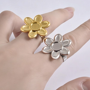 Minimalistische roestvrijstalen bloemringen in goud en zilver voor dames