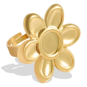 Detailopname van de gouden bloemring met gepolijste bloembladen en verstelbare open band