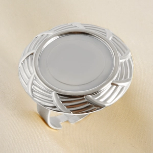 Detalle de base de anillo de acero inoxidable con borde trenzado para joyas DIY