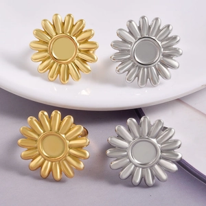Vue détaillée des bagues fleur de marguerite en acier inoxydable doré et argenté