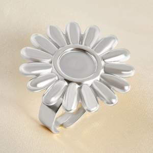 Détail macro du support de bague DIY en forme de tournesol en acier avec plateau de sertissage
