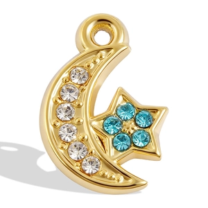 Gros plan détaillé du pendentif lune et étoile doré avec strass blancs et bleus