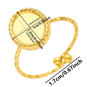 Makroansicht der goldenen Ringbasis mit runder Fassung und gedrehter Texturdetails