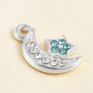 Détail macro du pendentif lune et étoile orné de pierres bleues et blanches