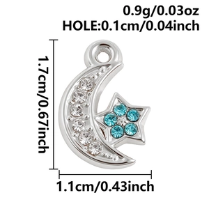 Détail du pendentif lune et étoile avec strass blancs et bleu clair avec dimensions