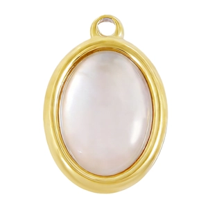 Macro-detail van ovale goud vergulde roestvrijstalen hanger met witte parelmoer inleg