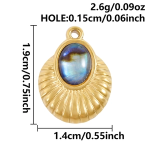Detailmakro eines goldenen fächerförmigen Anhängers mit blauem Stein und 0,15 cm Loch
