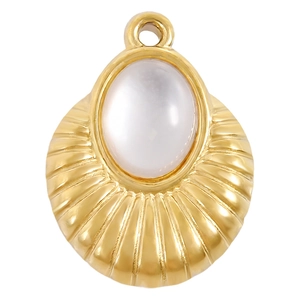 Goldener fächerförmiger ovaler Anhänger mit weißer Muschel und Basis aus Edelstahl