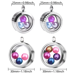 Détail de médaillons flottants ronds en acier avec perles colorées en 25mm et 30mm