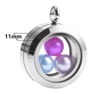 Vue latérale du pendentif médaillon en acier inoxydable de 11mm avec des perles flottantes