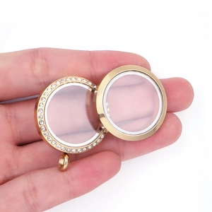 Pendentif médaillon doré rond avec cristaux et système d'ouverture rotatif en acier
