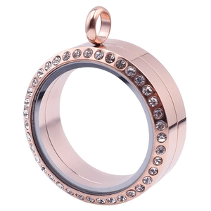 Pendentif médaillon rond en or rose avec bordure en cristal et fenêtre en verre sur fond blanc