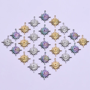 Pendentifs en forme d'étoile en acier inoxydable or, argent et multicolore sur fond violet